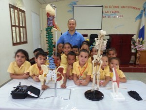 Conferencia dictada a niños de Kinder de la escuela Pequeñas manitos con el tema: Cómo debo cuidar mi espaldita